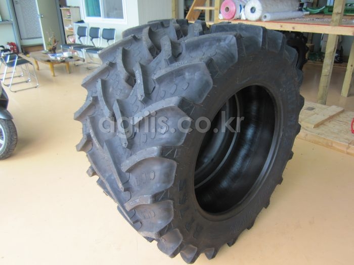 BKT 트랙터용 타이어 <b>13.6-28</b>(래디얼광폭 380/70 R28) 사진2