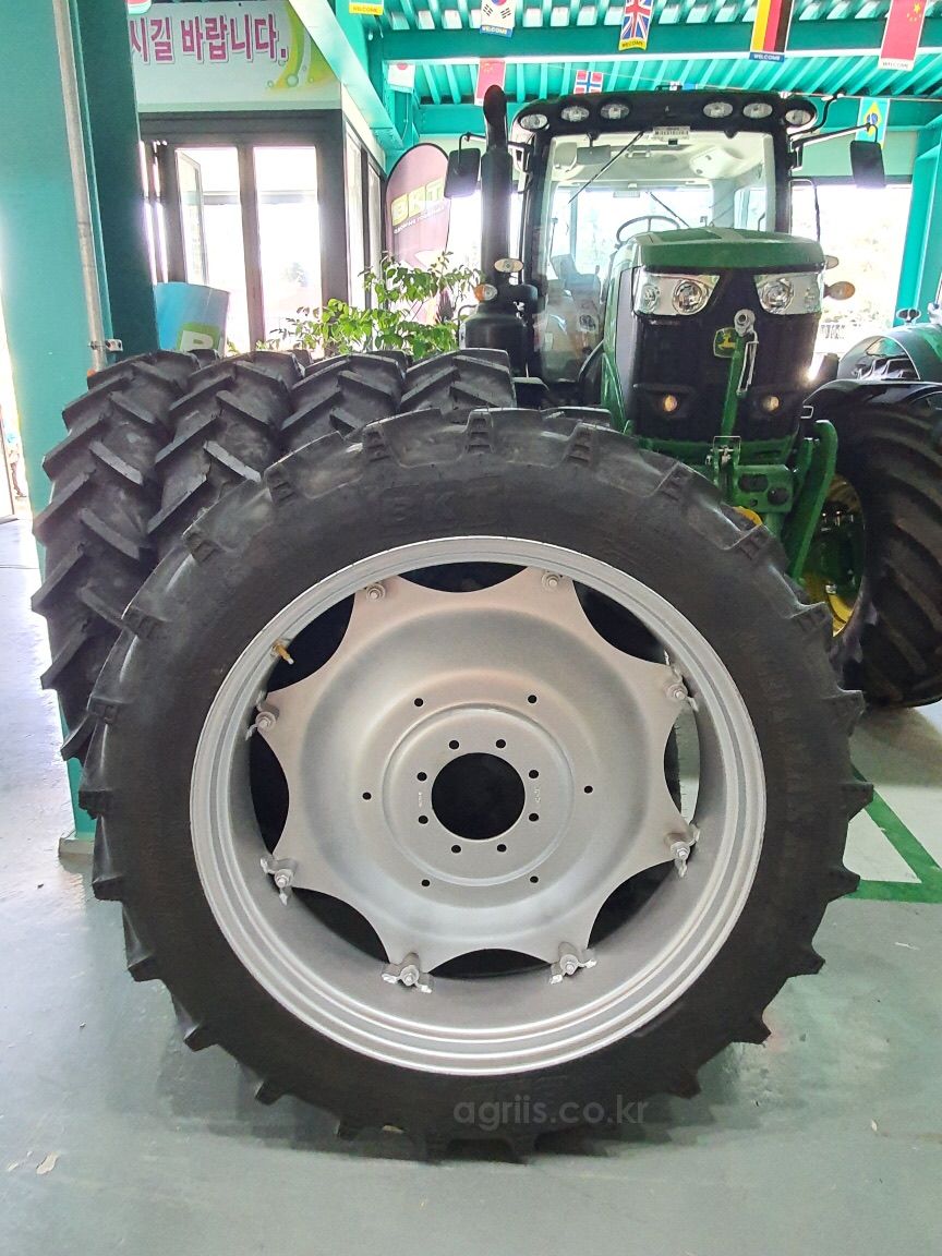 BKT 소폭타이어 11.2-38(270/95R38) 래디얼타이어휠조합 사진1