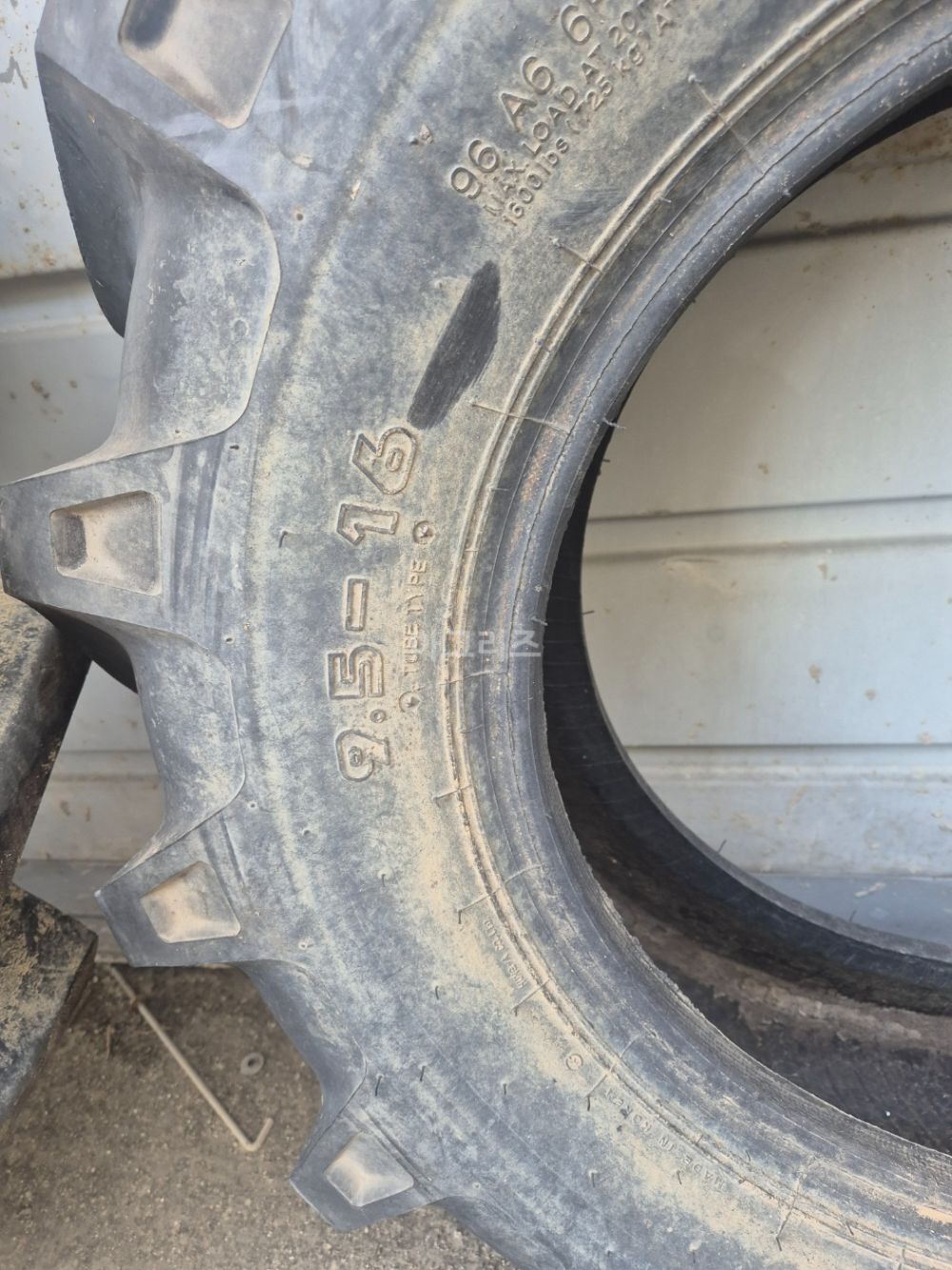 LS 트랙터 XR4155 (55.7마력) 앞타이어 사진2