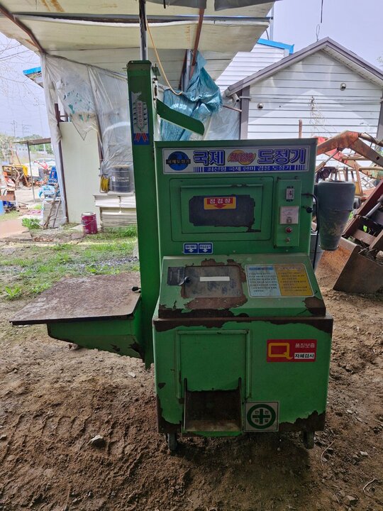 도정기 비료살포기 베토기 도정기 비료살포기 베토기 도정기 비료살포기 베토기 초록색 도정기 노란색 비료살포기  사진1