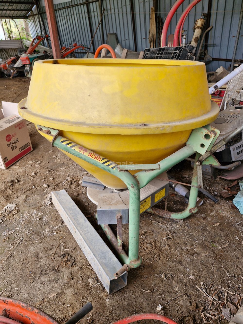 도정기 비료살포기 베토기 도정기 비료살포기 베토기 도정기 비료살포기 베토기 초록색 도정기 노란색 비료살포기  사진2