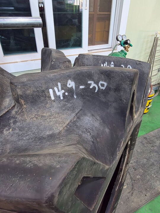  트랙터 타이어 트랙터 타이어 트랙터 타이어 14ㆍ9- 30 사진1