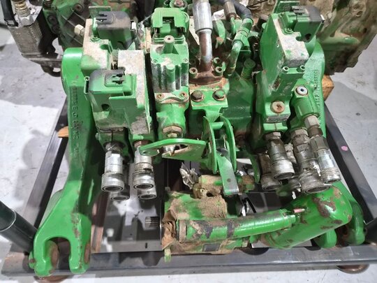 존디어 트랙터 7430 (165마력)  John Deere 7430 Rear 3-Point Linkage & Hydraulic System 사진1