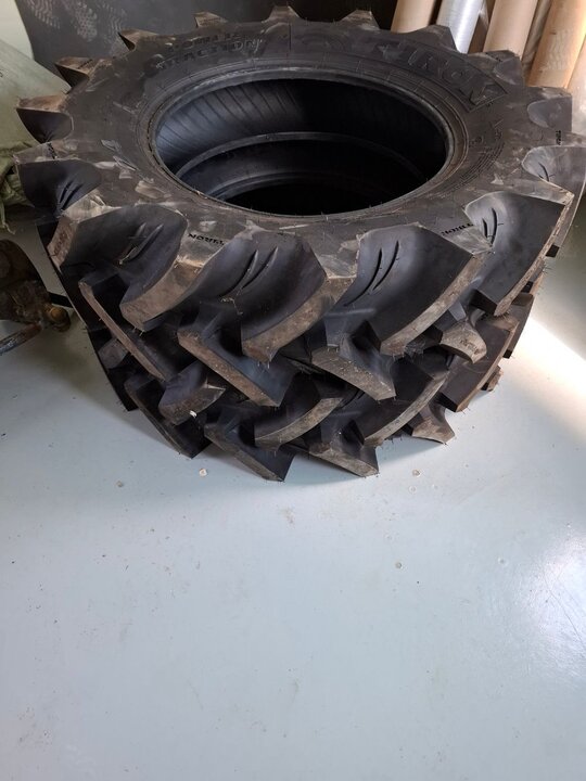 LS 트랙터 L7030 (85마력) 앞 타이어 사진1