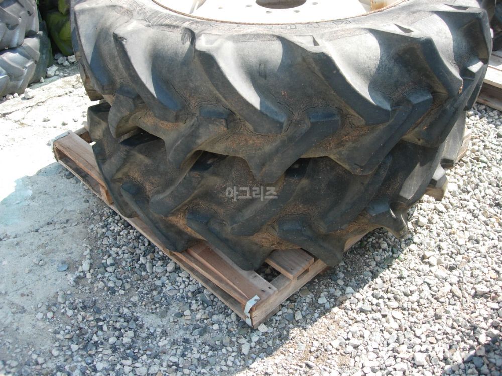 LS 트랙터 LT412D (41마력) 앞타이어,휠(12.4-28) 사진2