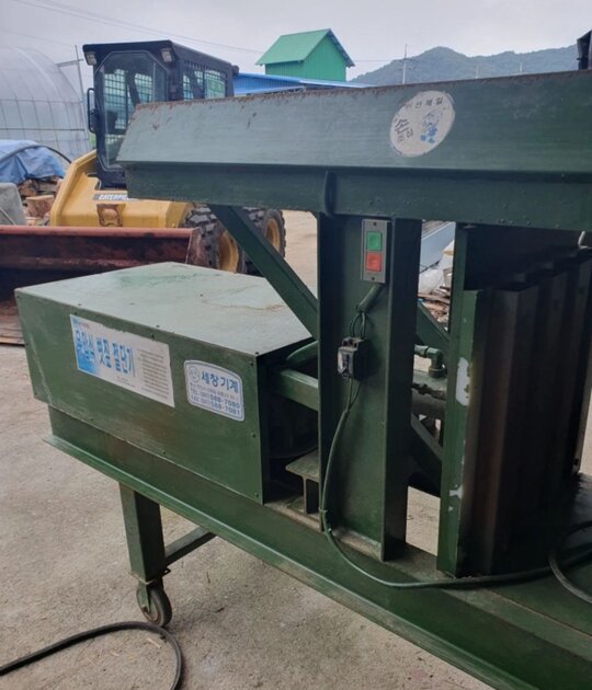  유압식 볏짚 절단기 유압식 볏짚 절단기  . 사진1