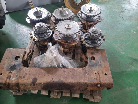 캐터필라246 스키드로더 스키드로더 주행모터.바퀴회전축.체인 타이어 사진1