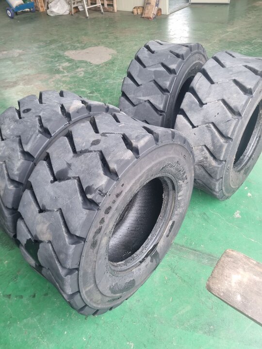    14 x 17.5타이어