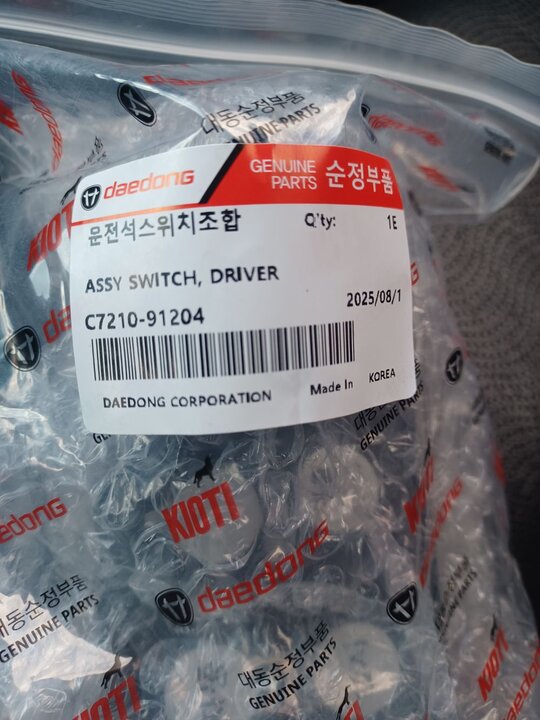 Daedong Combine Harvester DXM85G-CB (5Rows) 운전석스위치 사진1