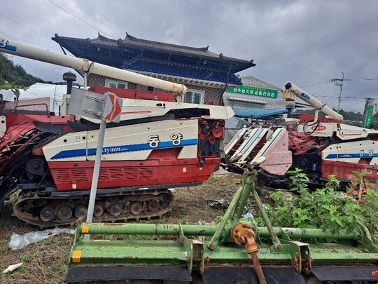 TYM 콤바인 HU6500G (4조식) 전체.부분적으로.궤도3조부터5조 까지 사진1