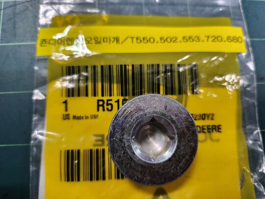 TYM 트랙터 T550 T502. T503. T720 엔진오일마개 사진1