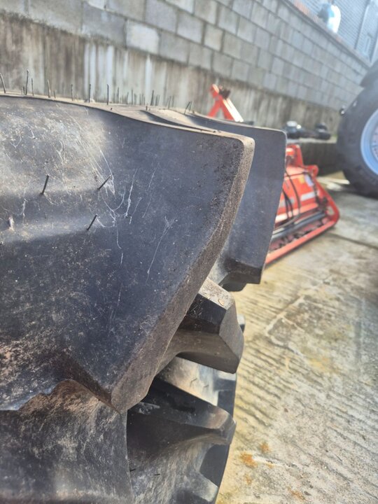 타이어 13.6-28 13.6-28 타이어 사진1