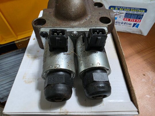 TYM 트랙터 T720 (72마력) 전자비례밸브조합 사진1