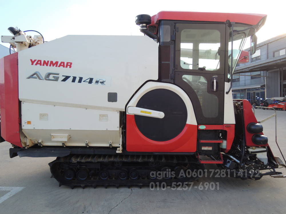 Yanmar Combine Harvester AW7114예취부신형 (7Rows) 운전석