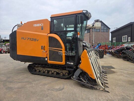 TYM 콤바인 HU7135 (7조식) 앞좌측면