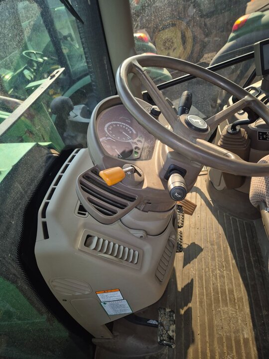 존디어 트랙터 6105R (105마력) 앞좌측면