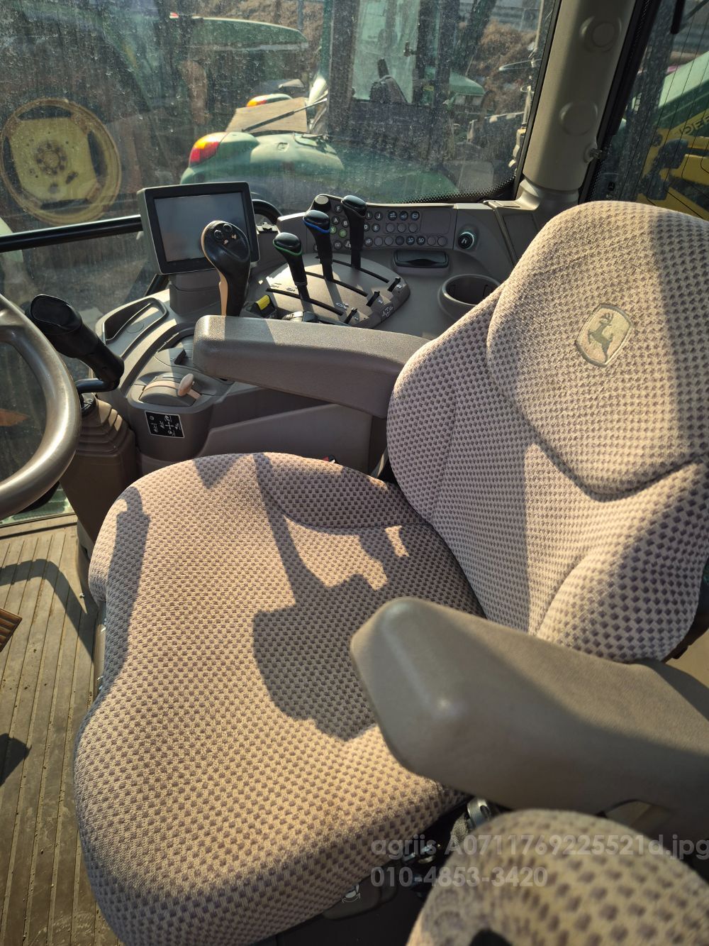 존디어 트랙터 6105R (105마력) 뒤우측면