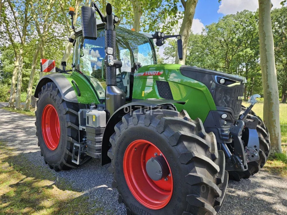 Tractor 724 (240hp) 뒤우측면