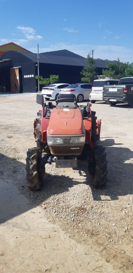 얀마 트랙터 F220 (22마력) 앞좌측면