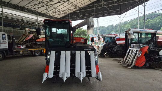 구보다 콤바인 ZR6130 (6조식) 앞좌측면