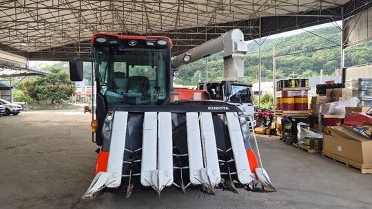 구보다 콤바인 ZR6130 (6조식) 앞좌측면