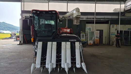 구보다 콤바인 ZR6130 (6조식) 앞좌측면