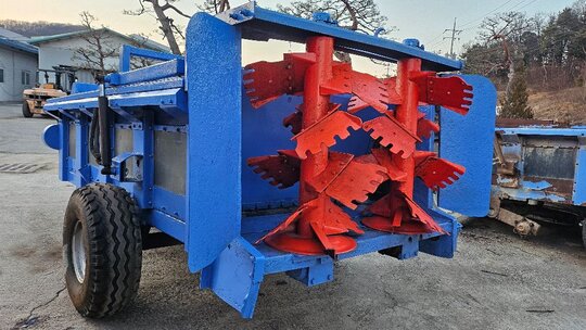 태성 퇴비살포기 4.5톤 앞좌측면