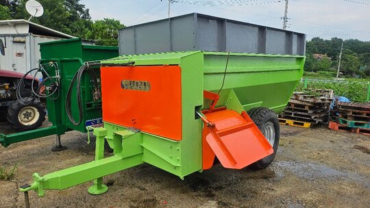  Manure Spreader 퇴비살포기  앞좌측면