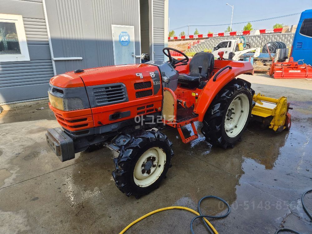Daedong Tractor D300 (30hp) 뒤우측면