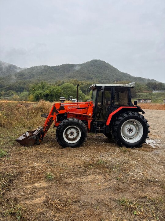 TYM 트랙터 T860 (86마력) 앞좌측면