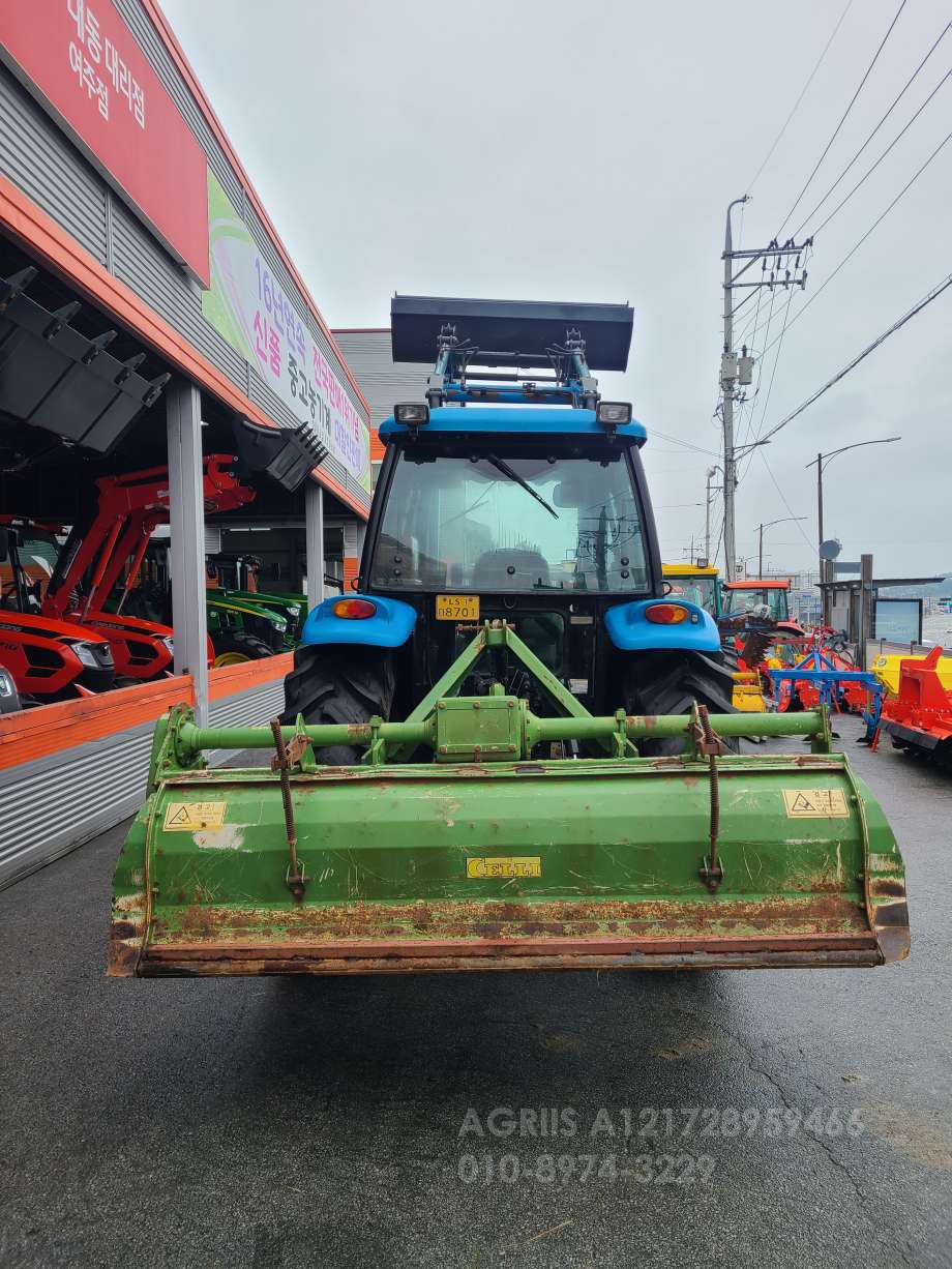 LS Tractor L7030  운전석