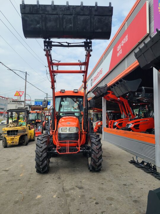 Daedong Tractor TS70 (68hp) 앞좌측면