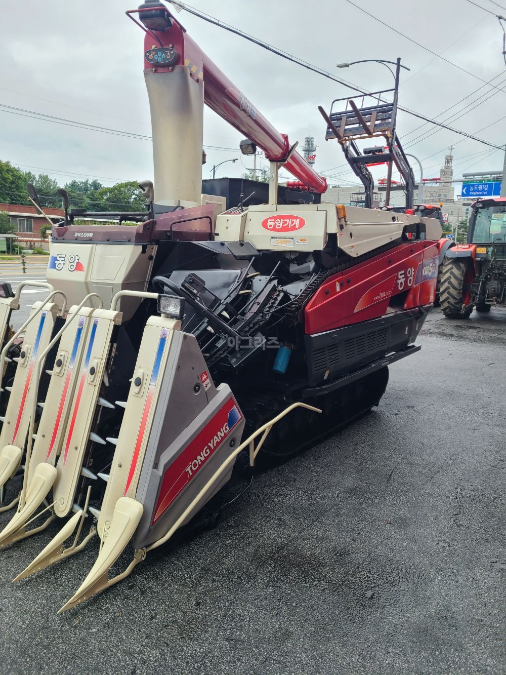 TYM 콤바인 C805G (5조식) 뒤우측면