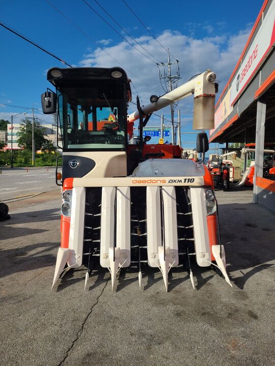 Daedong Combine Harvester DXM110GC (6Rows) 앞좌측면