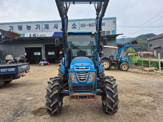 LS 트랙터 XU6168 (68.9마력) 앞좌측면