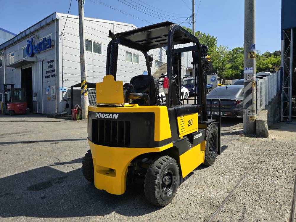 Doosan Forklift 지게차LD20S  측면