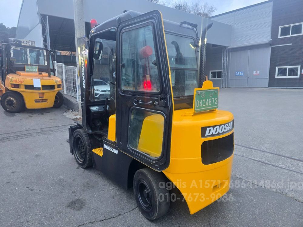 두산 지게차 D30S-3 (3톤) 뒤우측면