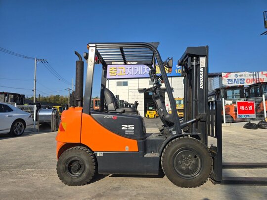 두산 지게차 D25SE-5 (2.5톤) 앞좌측면