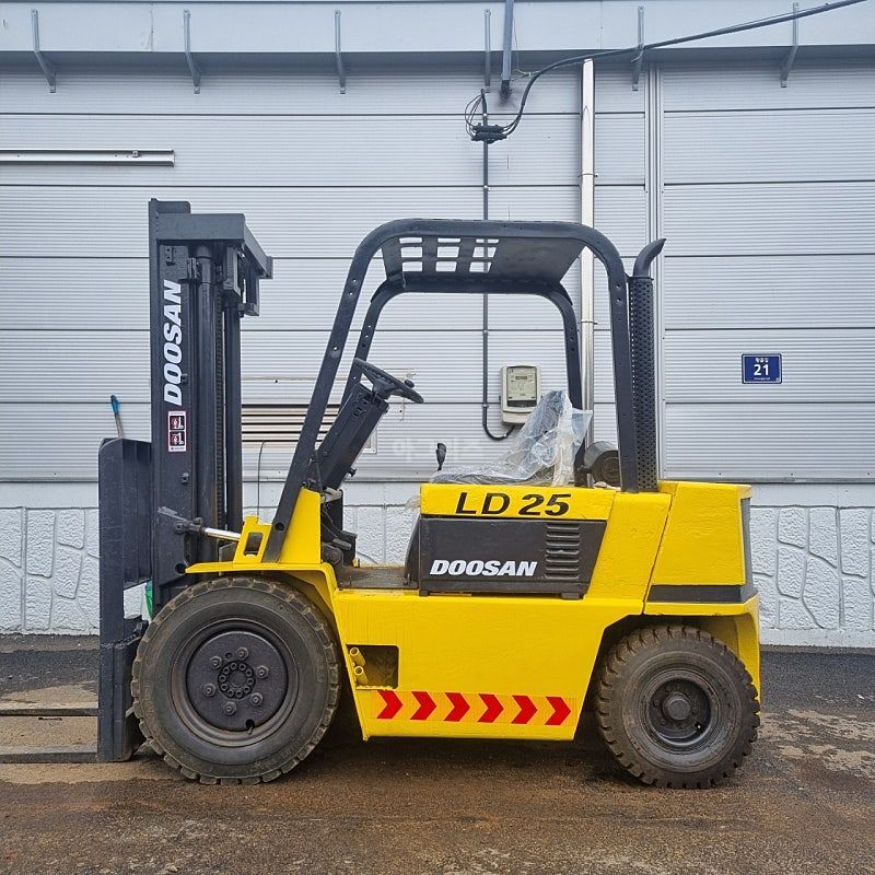 Doosan Forklift LD25S (2.5톤) 뒤우측면