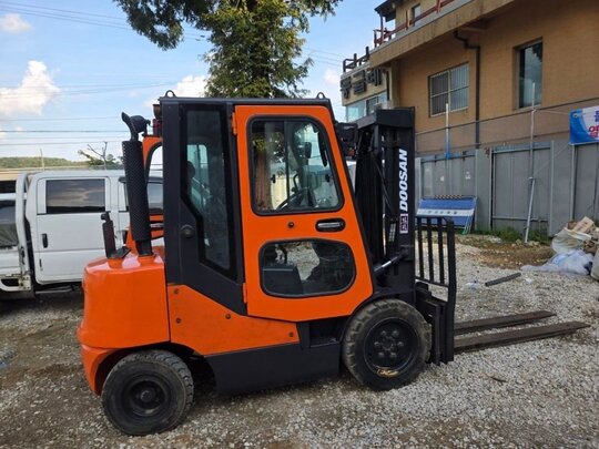 Doosan Forklift D30SE-5 (3톤) 앞좌측면