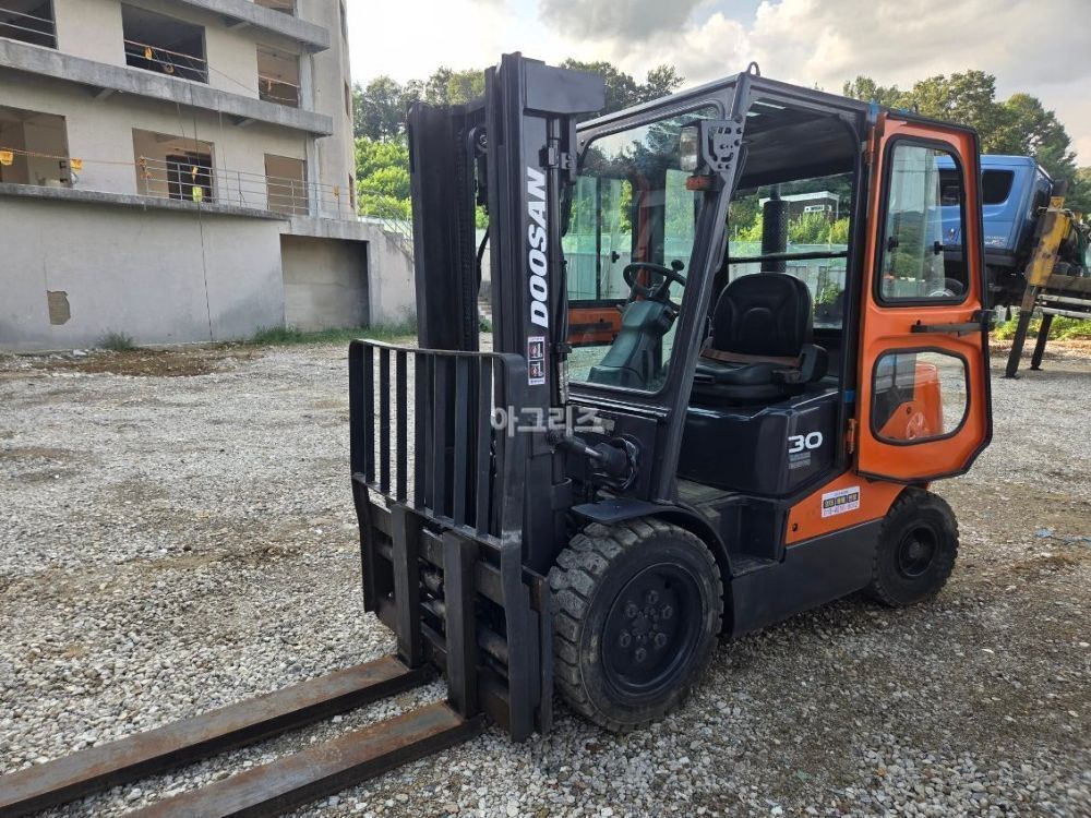 Doosan Forklift D30SE-5 (3톤) 뒤우측면