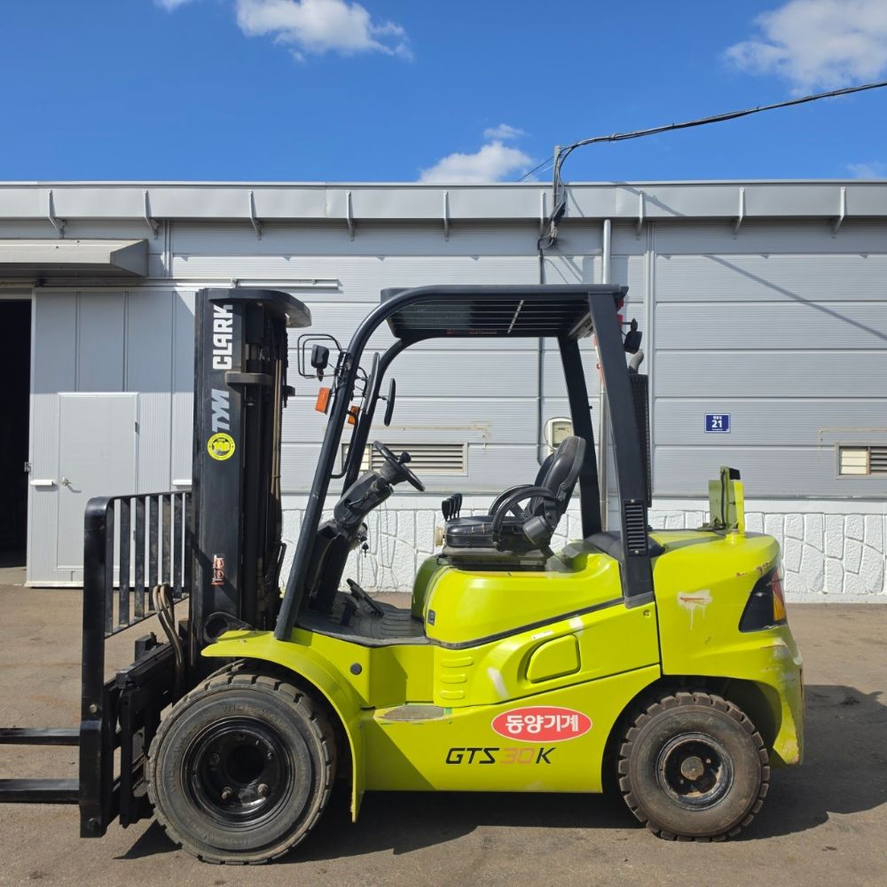  Forklift GTS30KD (3톤) 뒤우측면