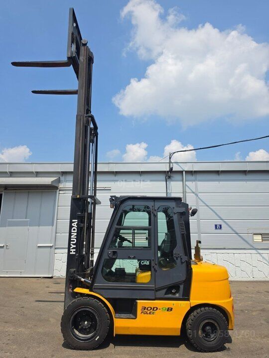 Hyundai Forklift 30D-9B (3톤) 앞좌측면