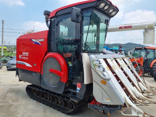 국제 콤바인 KC1200 (6조식) 앞좌측면