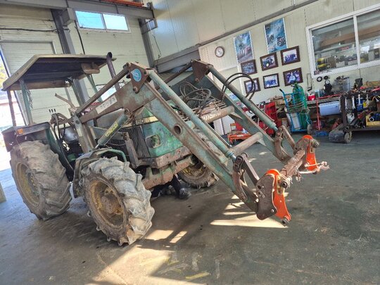 존디어 트랙터 2450 (74마력) 앞좌측면