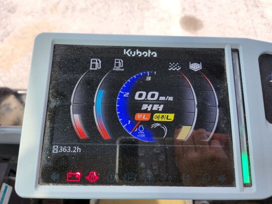 구보다 콤바인 ZR6130 (6조식) 앞좌측면