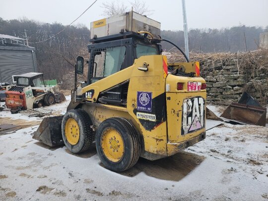 CAT 스키드로더 236B 앞좌측면