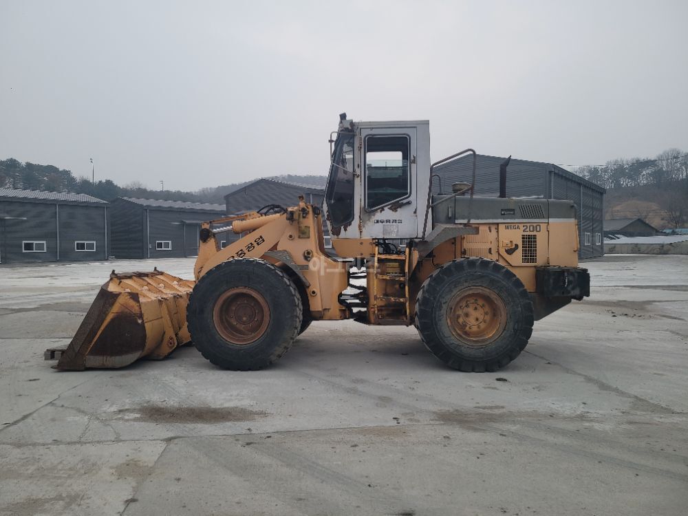 Doosan 폐이로더 메가200  뒤우측면