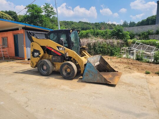 케타필라 스키드로더 262C 앞좌측면