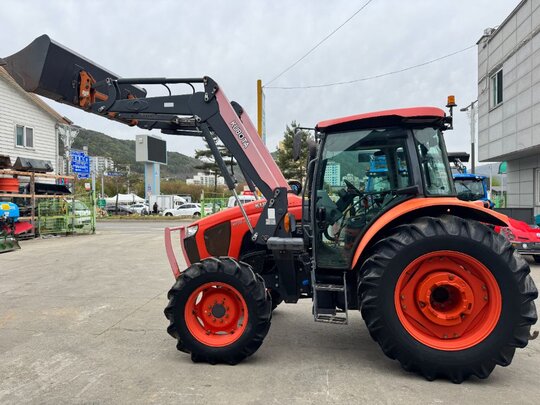 Kubota Tractor M5-101 (110hp) 앞좌측면